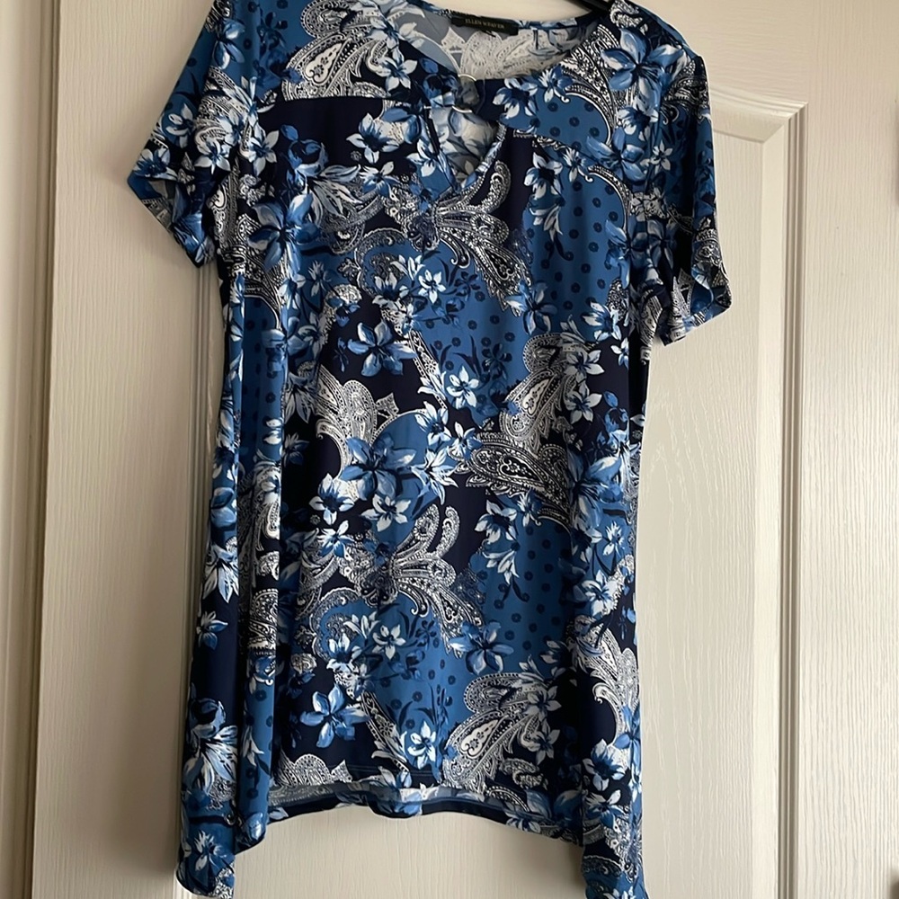 Short sleeve floral tunic style top. Like new
